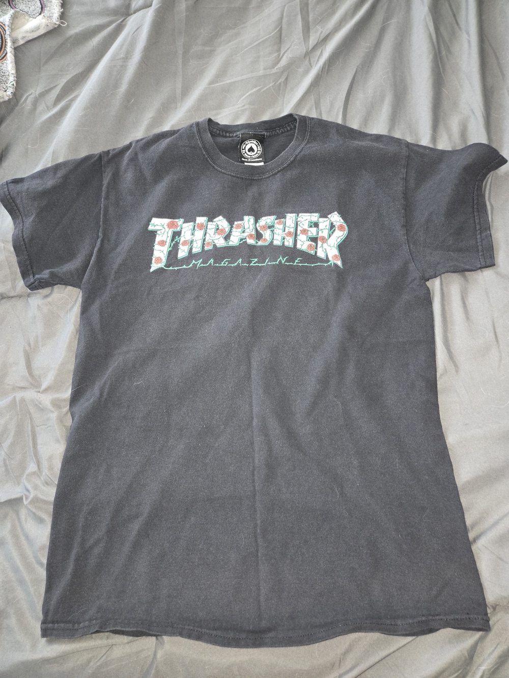 Thrasher Magazine Skateboard T-Shirt Roses Spell Out  Graphic Size M